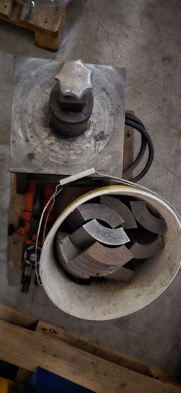 Toutes les machines: Hydraulische Rohr- Rundpresse – D'occasion à Ehrendingen par Chemifeger 1